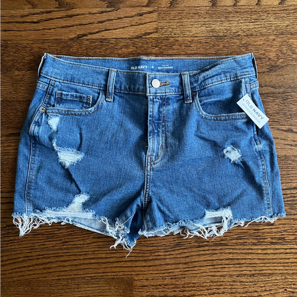 NWT Old Navy mid-rise boyfriend denim shorts, size 6 with a 2” inseam